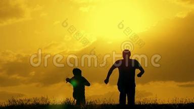 日落时父子在公园玩.. 统一家庭的概念..